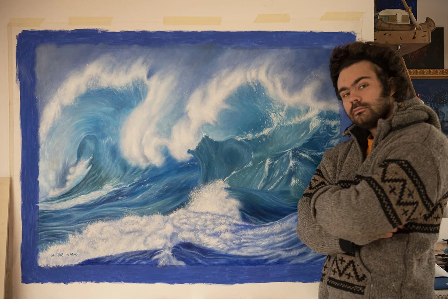 Lorenzo Forti davanti al quadro dell'onda