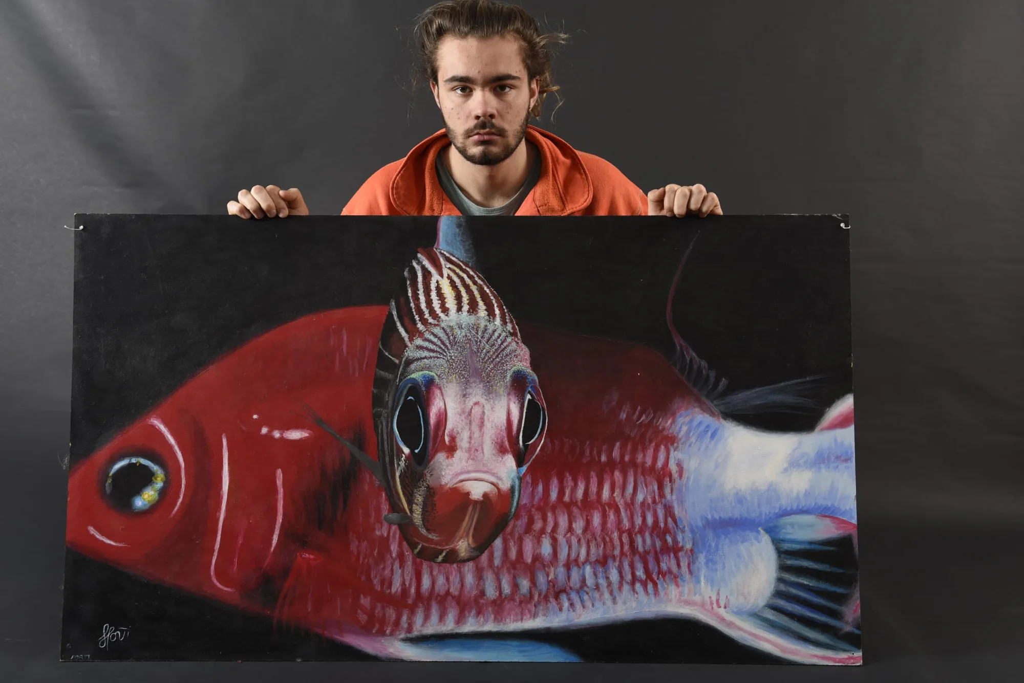 Lorenzo Forti dietro il grande quadro del pesce soldato