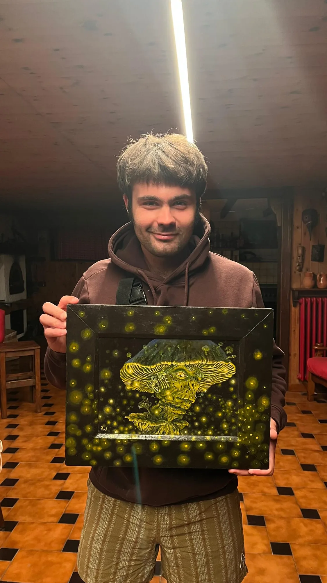 Lorenzo Forti tiene il quadro dello spirito del fungo