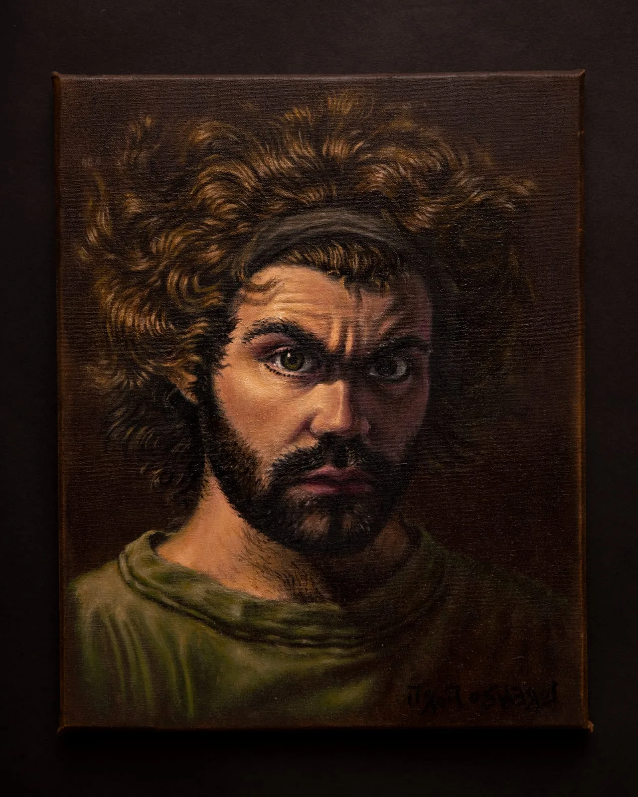 Autoritratto con fascia tra i capelli e sguardo intenso