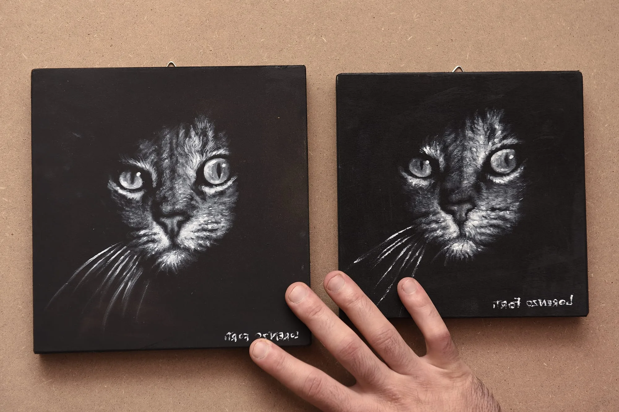 Due piccoli ritratti di gatto su tavolette nere
