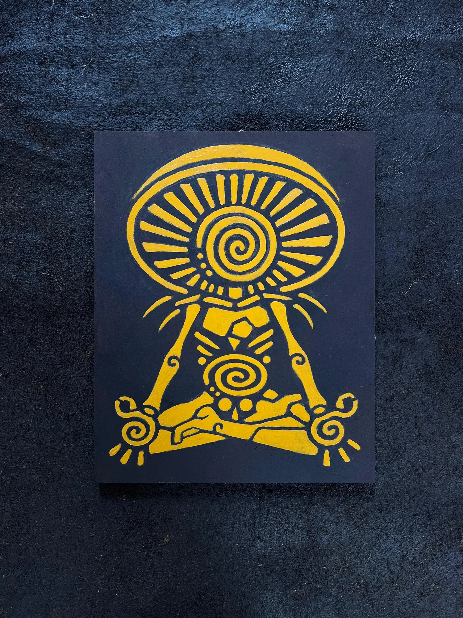 Un simbolo solare giallo su fondo blu