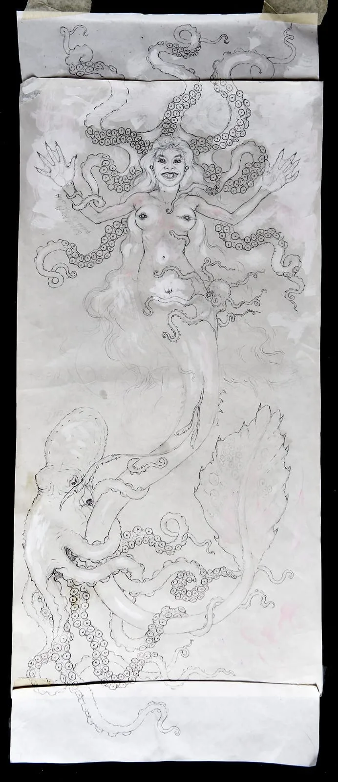 Disegno a matita di una figura con serpenti e tentacoli
